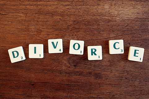 Understanding the Expenses: What to Expect When Hiring a Divorce Lawyer